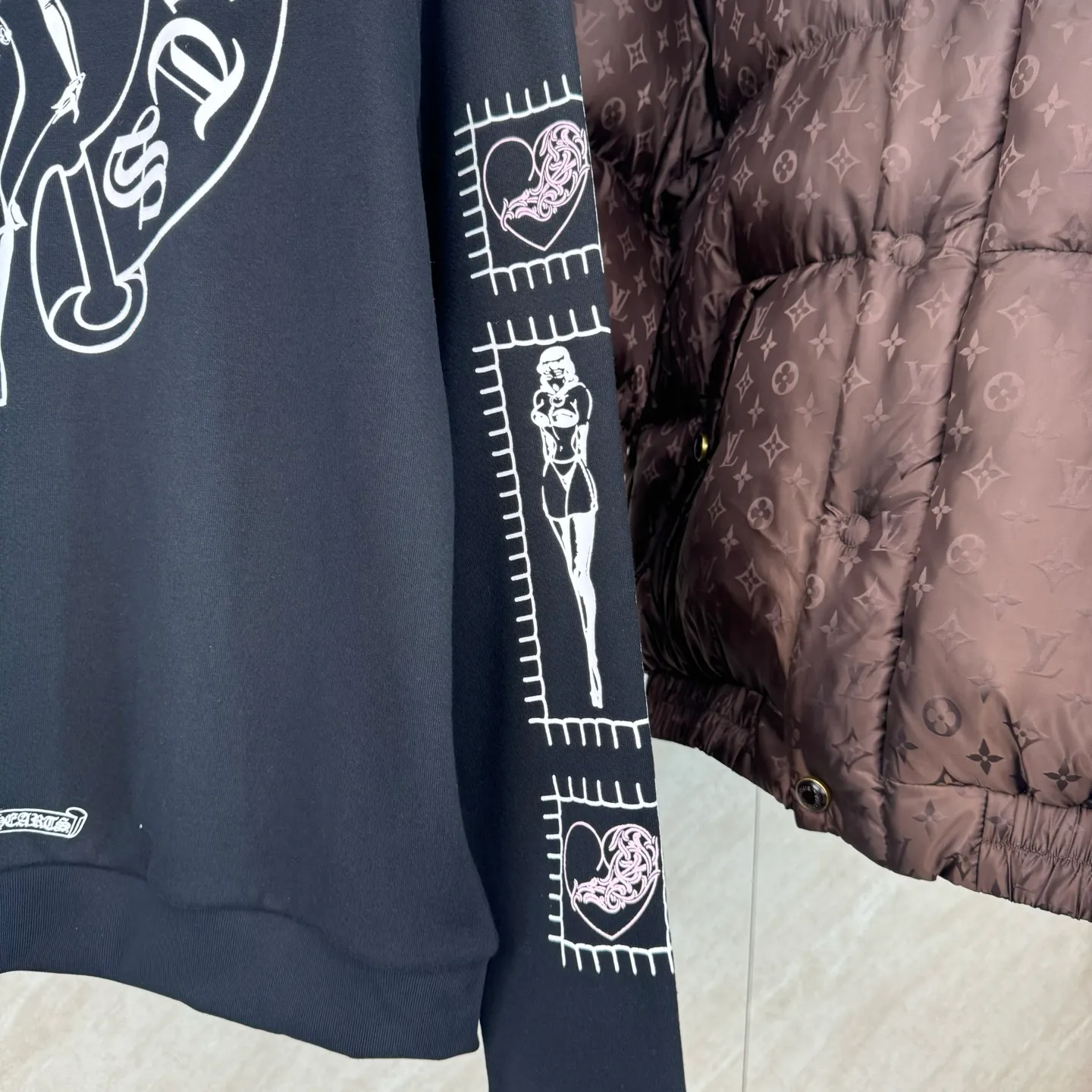 P460 Chrome Heart Ch character Sanskrit printed zipper hooded sweatshirt Size: S/M/L/XL Made of 80% cotton + 20% polyester blended fabric. The fabric is woven with 32-count base yarn and 10-count veil. The weight reaches 330 grams. It combines the skin-friendly breathability of cotton fiber and the anti-wrinkle stiffness of polyester. The sufficient weight brings good drape and wearing texture.